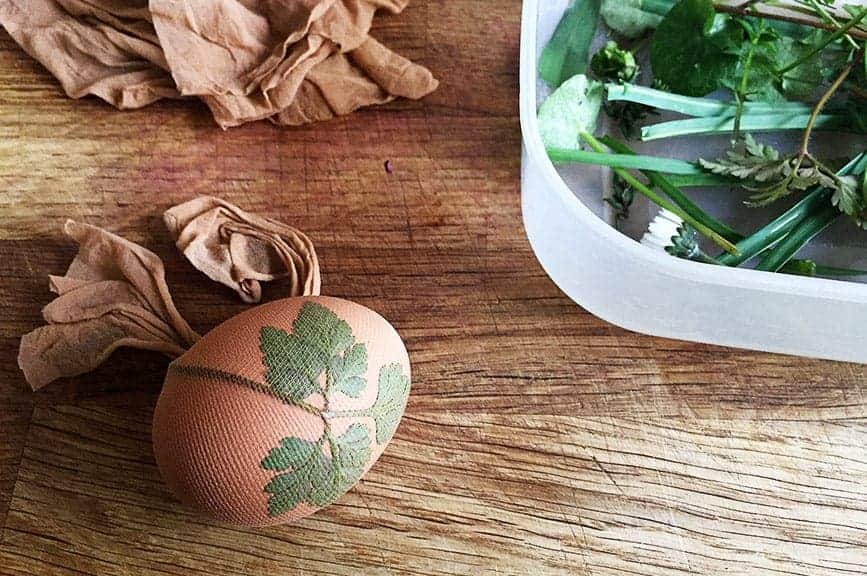 how to make eggs with leave prints