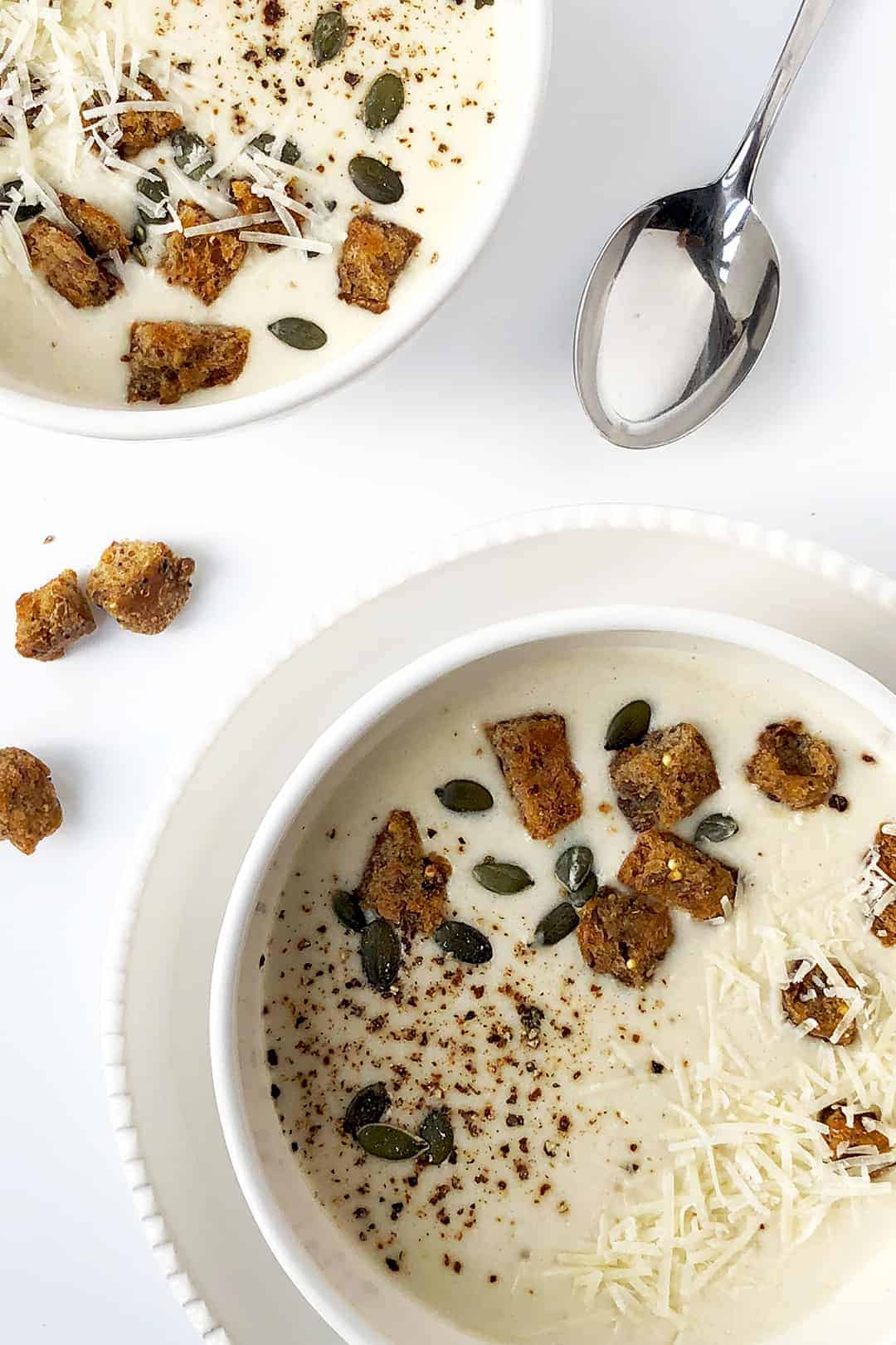 Creamy cauliflower soup with cream cheese