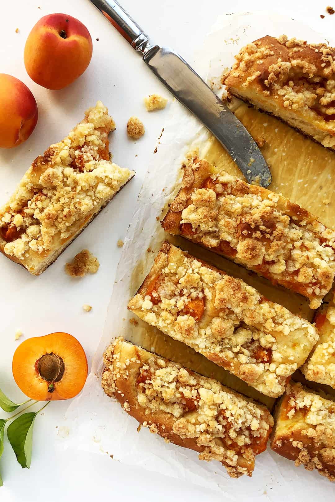 Yeast cake with apricots