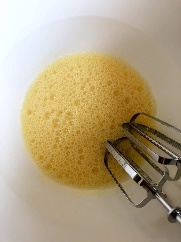 how to wisk eggs