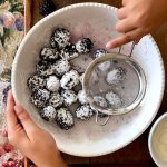 Dusting blackberries with sugar