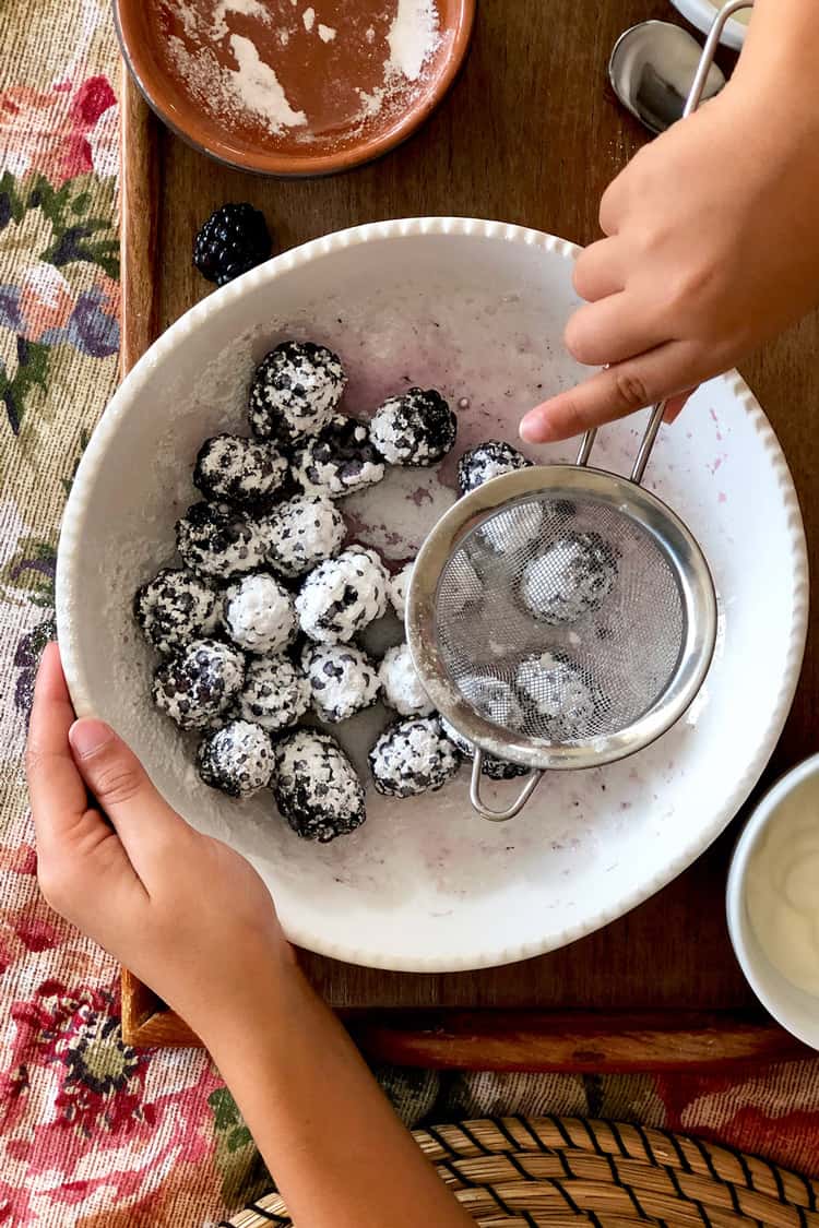 Dusting blackberries with sugar