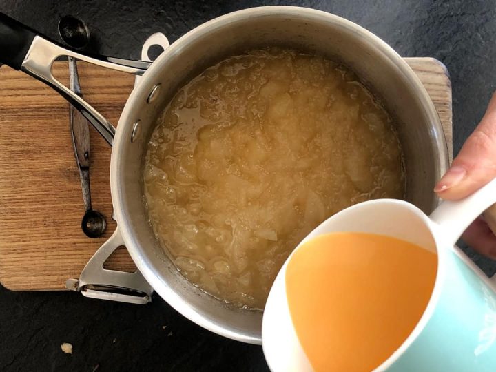 Mix custard into the apple puree