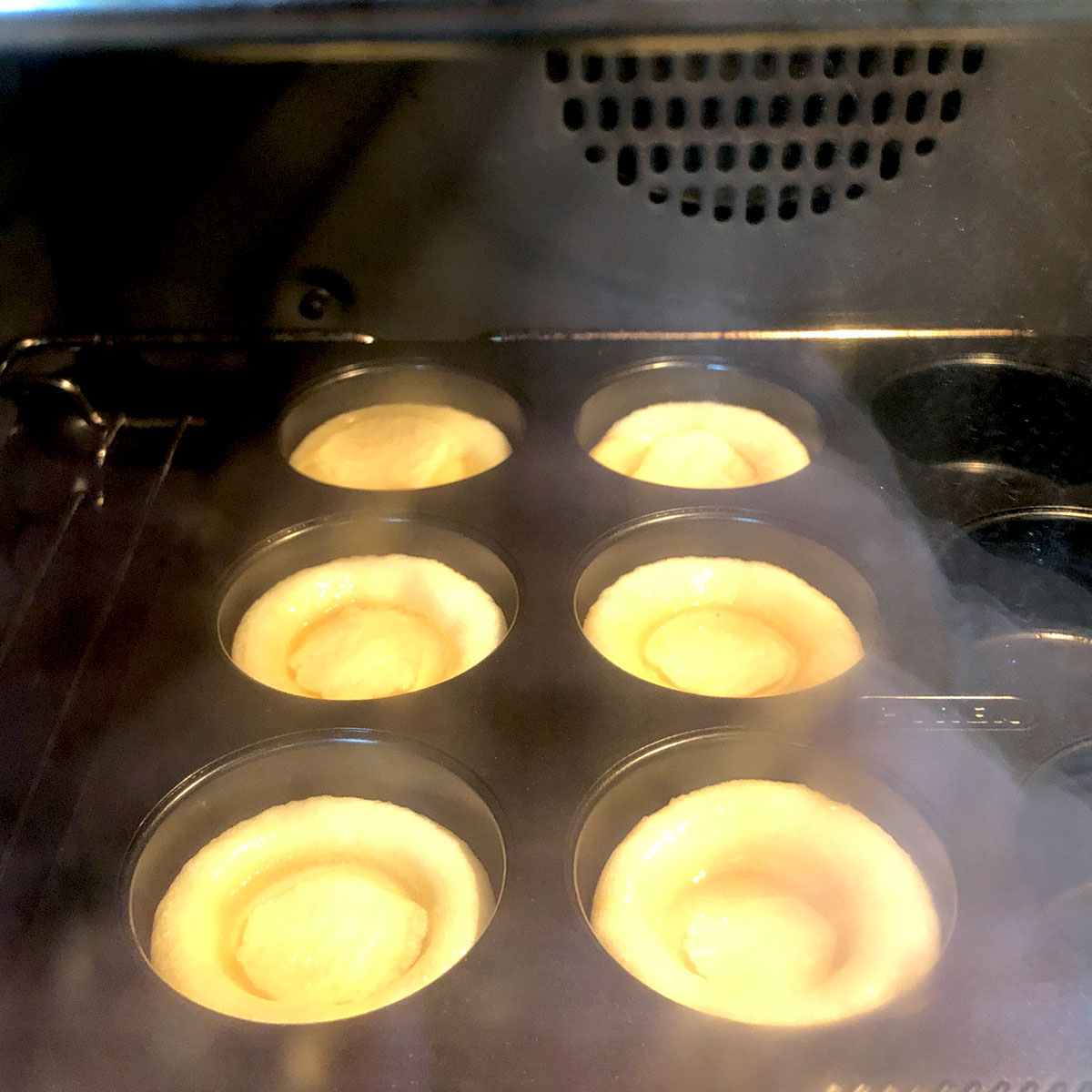 Rising Yorkshire puddings inside the oven -non preheated tray.