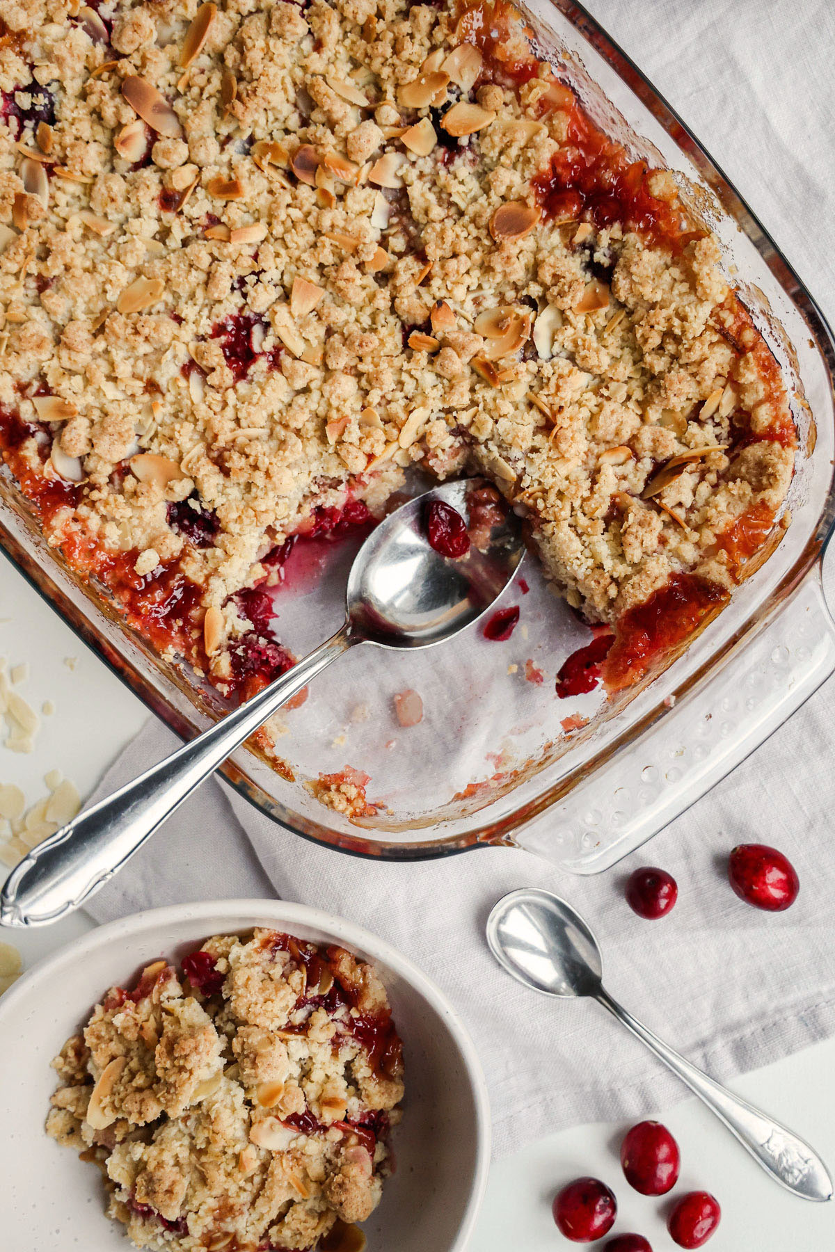 Christmas crumble with apples and cranberries.